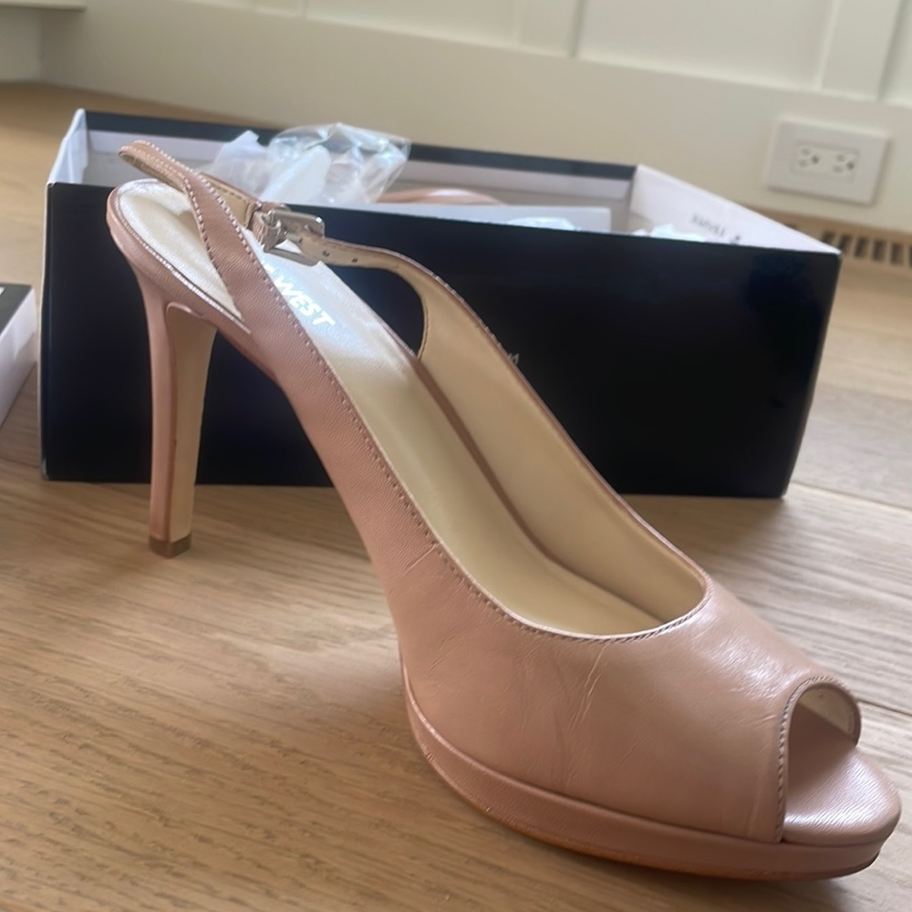 NIB Nine West Peep Toe pumps. Taupe. Size 10.5